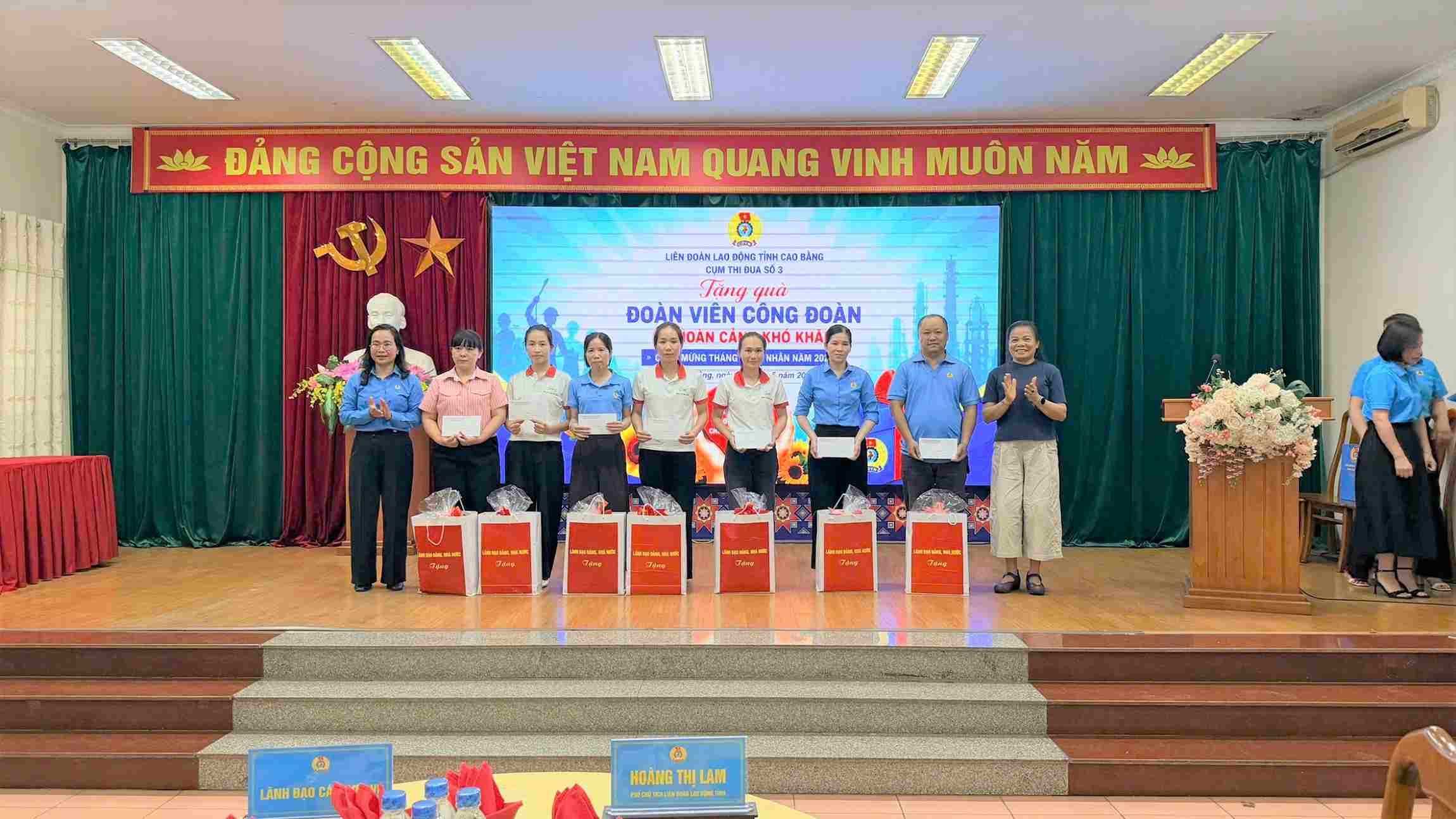 Bà Hoàng Thị Lam (bìa trái) - Phó Chủ tịch LĐLĐ tỉnh Cao Bằng trao quà hỗ trợ cho các đoàn viên, người lao động có hoàn cảnh khó khăn. Ảnh: Đinh Hương