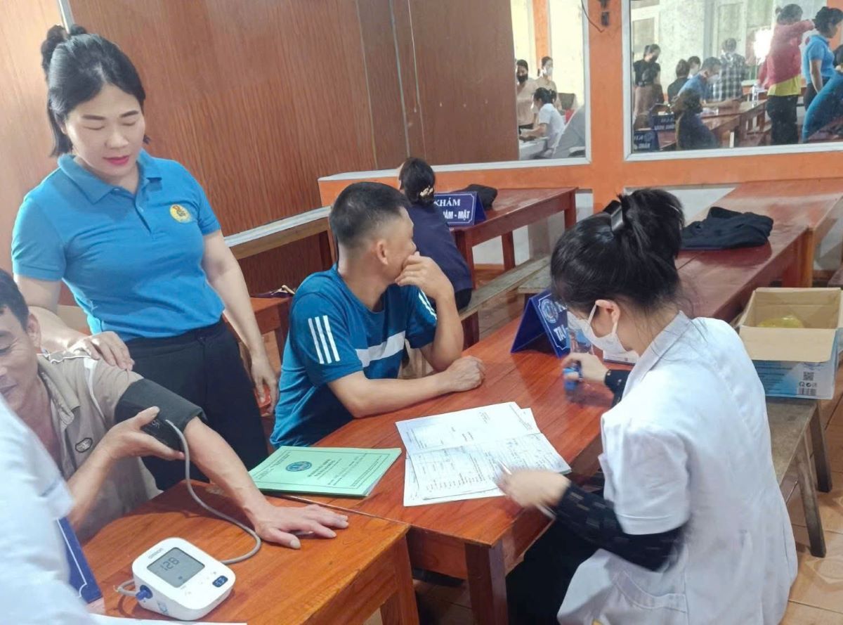 Song Gianh Seafood Joint Stock Company organizes periodic health check-ups for more than 200 officials and employees. Photo: Quang Tri Trade Union