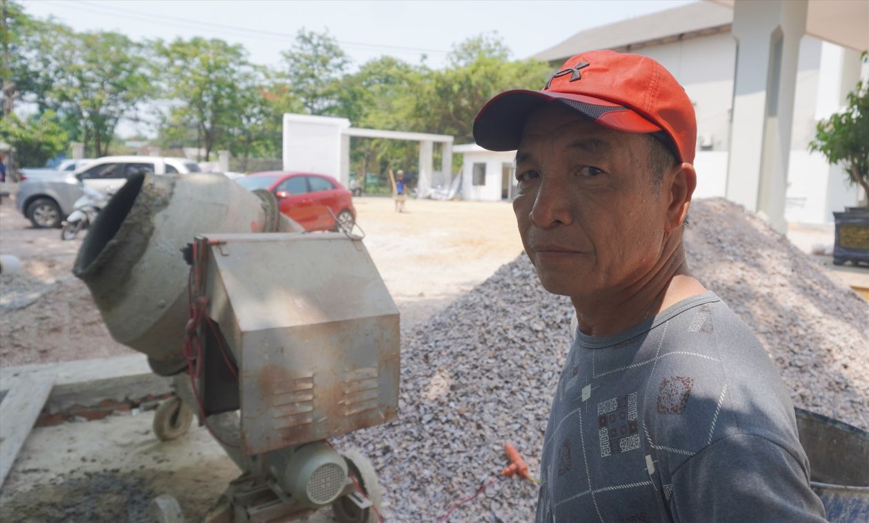 Mr. Vu Quang Thuy (65 years old, in Nong Cong commune, Thanh Hoa) is working hard at a construction site in hot weather. Photo: Quach Du