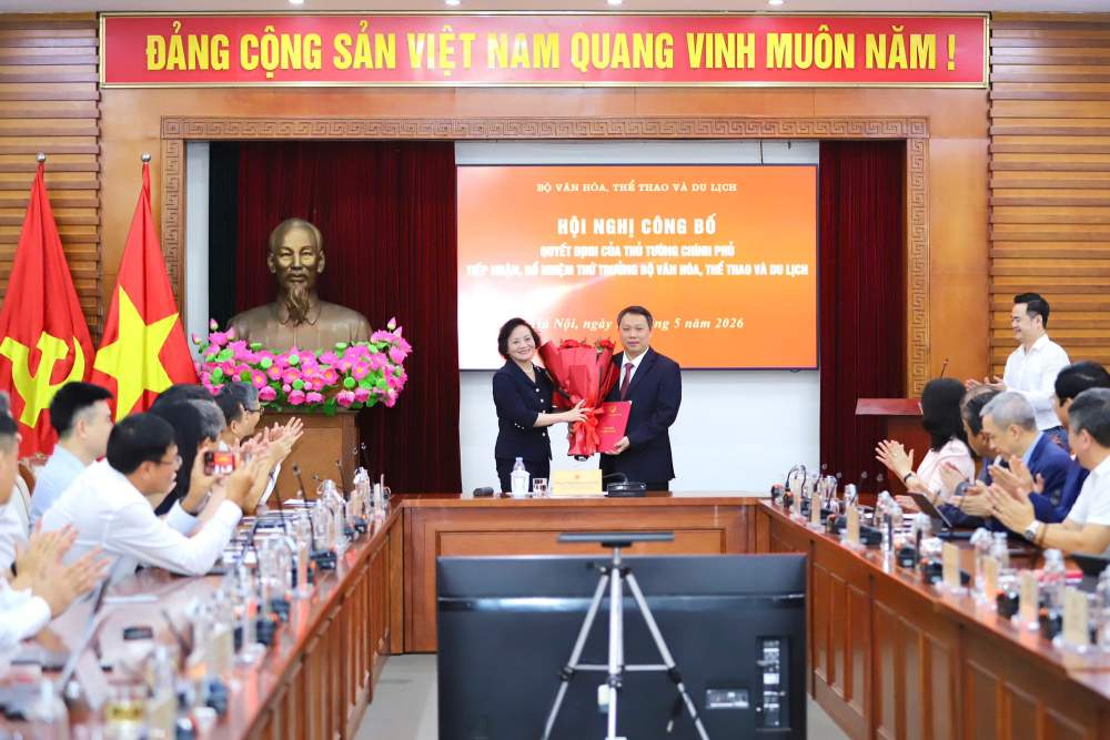 Phó Thủ tướng Chính phủ Phạm Thị Thanh Trà trao quyết định và tặng hoa chúc mừng Thứ trưởng Nguyễn Huy Dũng. Ảnh: Bộ VHTTDL
