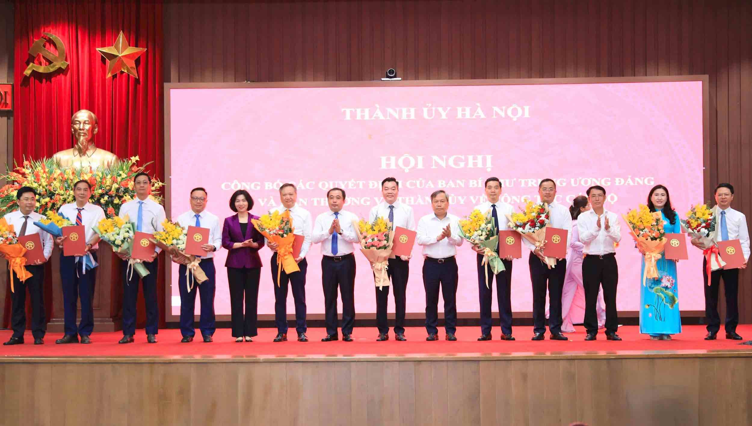 Bí thư Thành ủy Hà Nội Trần Đức Thắng và lãnh đạo Thành phố trao các quyết định và tặng hoa chúc mừng các đồng chí nhận nhiệm vụ mới. Ảnh: Quang Thái