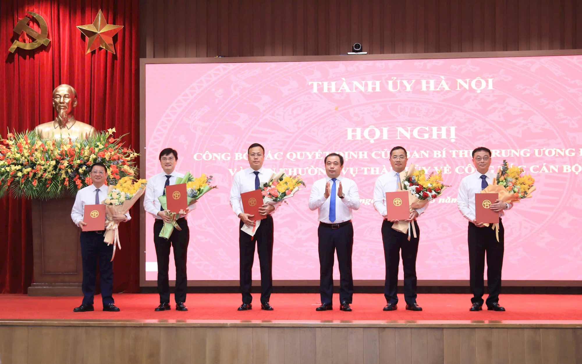 Politburo member, Secretary of the Hanoi Party Committee Tran Duc Thang presents the decision of the Secretariat of the Party Central Committee on personnel work and presents flowers to congratulate comrades receiving new assignments. Photo Quang Thai