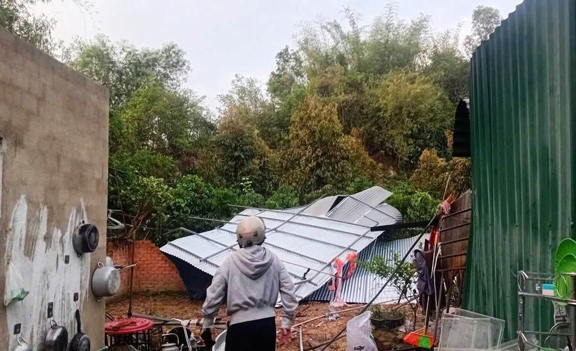 Initial statistics, Cat Tien 3 commune has 8 houses and 3 auxiliary works with roofs blown off by tornadoes. Photo: Than Hy