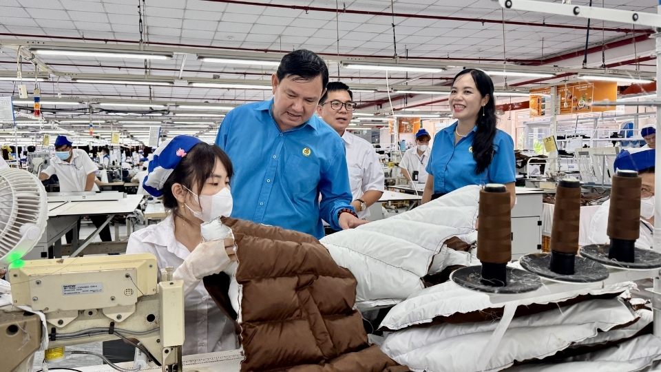 Leaders of the Provincial Labor Federation and the grassroots Trade Union and the Board of Directors of Viet Hong Export Garment Co., Ltd. visit and encourage workers on the occasion of Workers' Month 2026. Photo: Hoang Loc