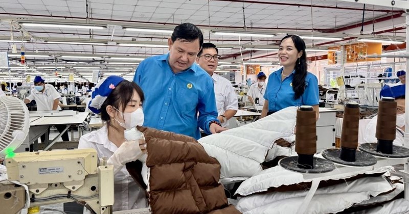 Vĩnh Long: Công đoàn trao gần 1.500 quà nhân Tháng Công nhân