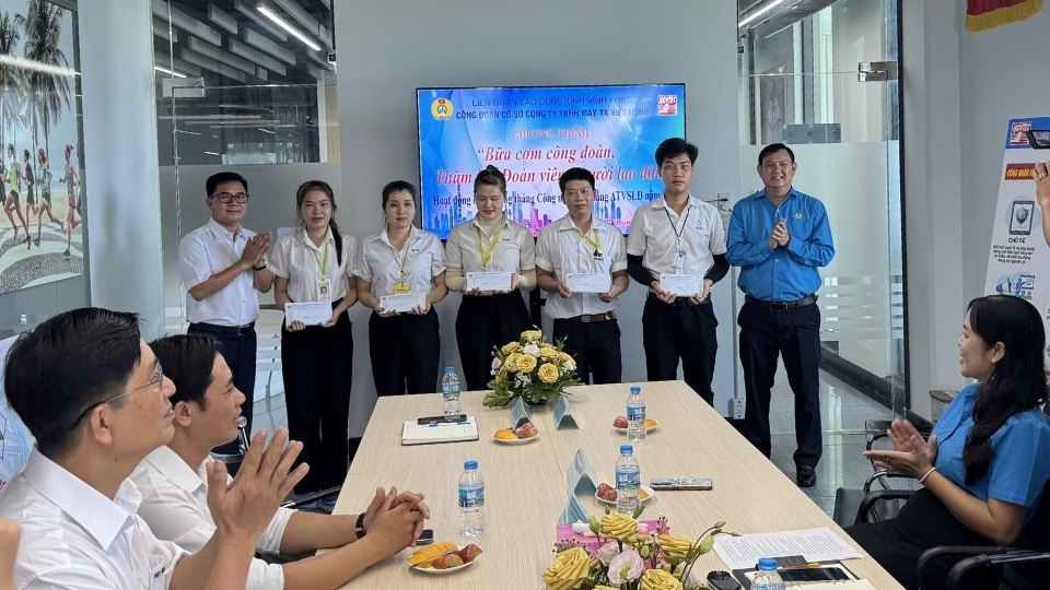 Đại diện Liên đoàn Lao động tỉnh Vĩnh Long và Công ty TNHH May Xuất khẩu Việt Hồng trao quà hỗ trợ đoàn viên, người lao động tại chương trình Tháng Công nhân năm 2026. Ảnh: Hoàng Lộc 