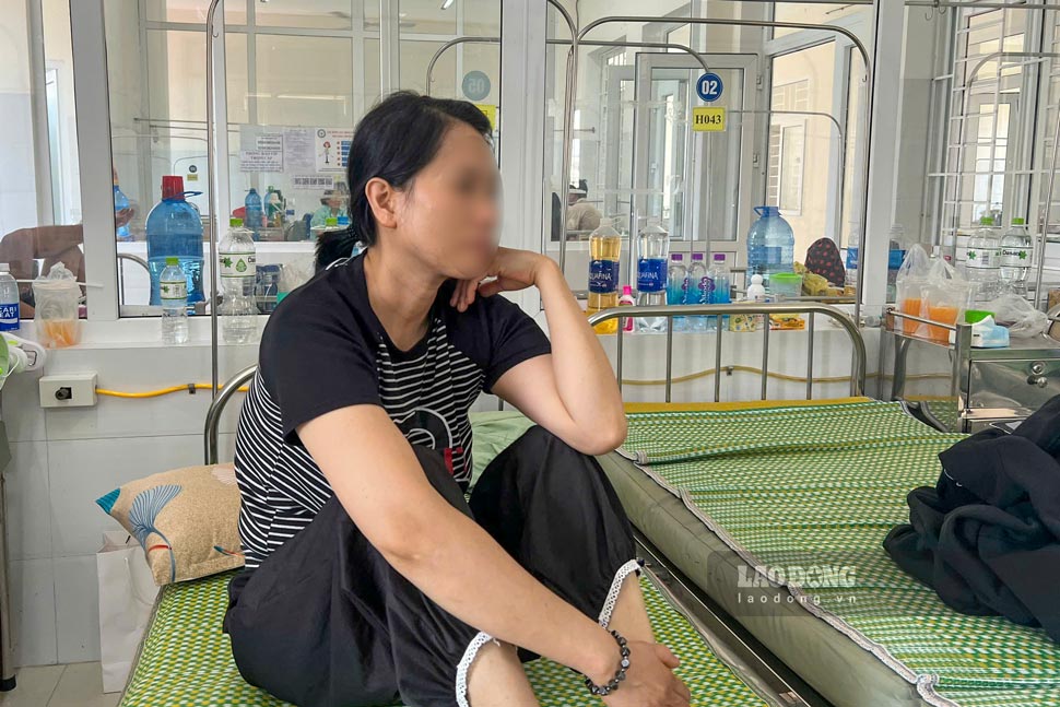 Chị N.T.T.D bị đau bụng, nôn ói, tiêu chảy sau khi ăn bánh mì tại tiệm L.H. Ảnh: Hoài Phương