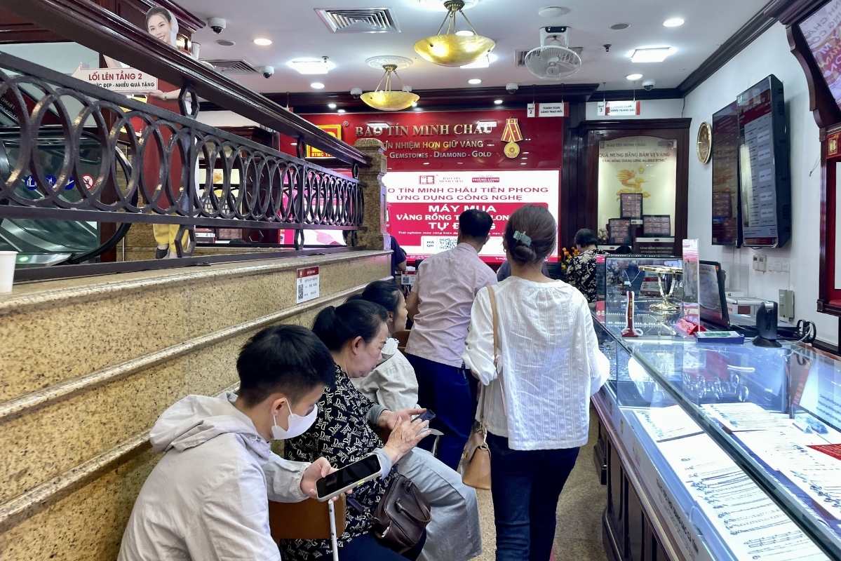 Number of people selling at gold stores when gold prices adjusted upwards. Photo: Ha Linh