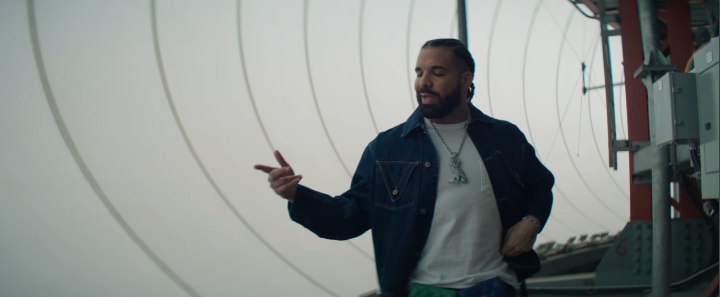 Drake trong MV “2 Hard 4 The Radio“. Ảnh: chụp từ video