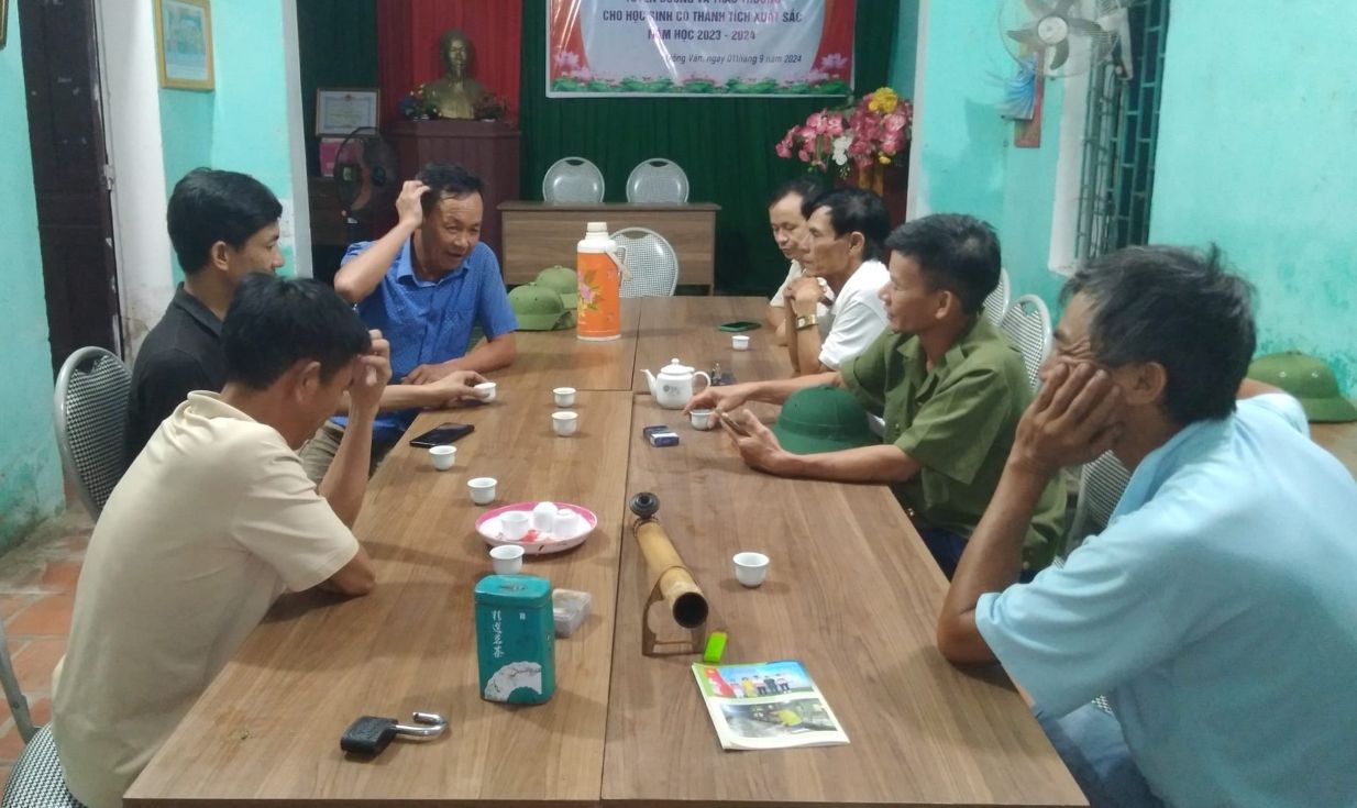 The arrangement of villages, hamlets, and residential groups needs to go hand in hand with improving the capacity, qualifications, and rights of non-specialized officials because the work pressure in the village is increasing. Photo: Ba Quy