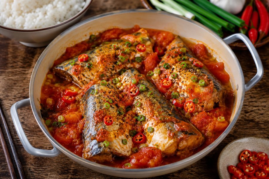 Tomato sauce mackerel has a soft and fragrant fish combined with rich tomato sauce. Photo: Thuy Linh