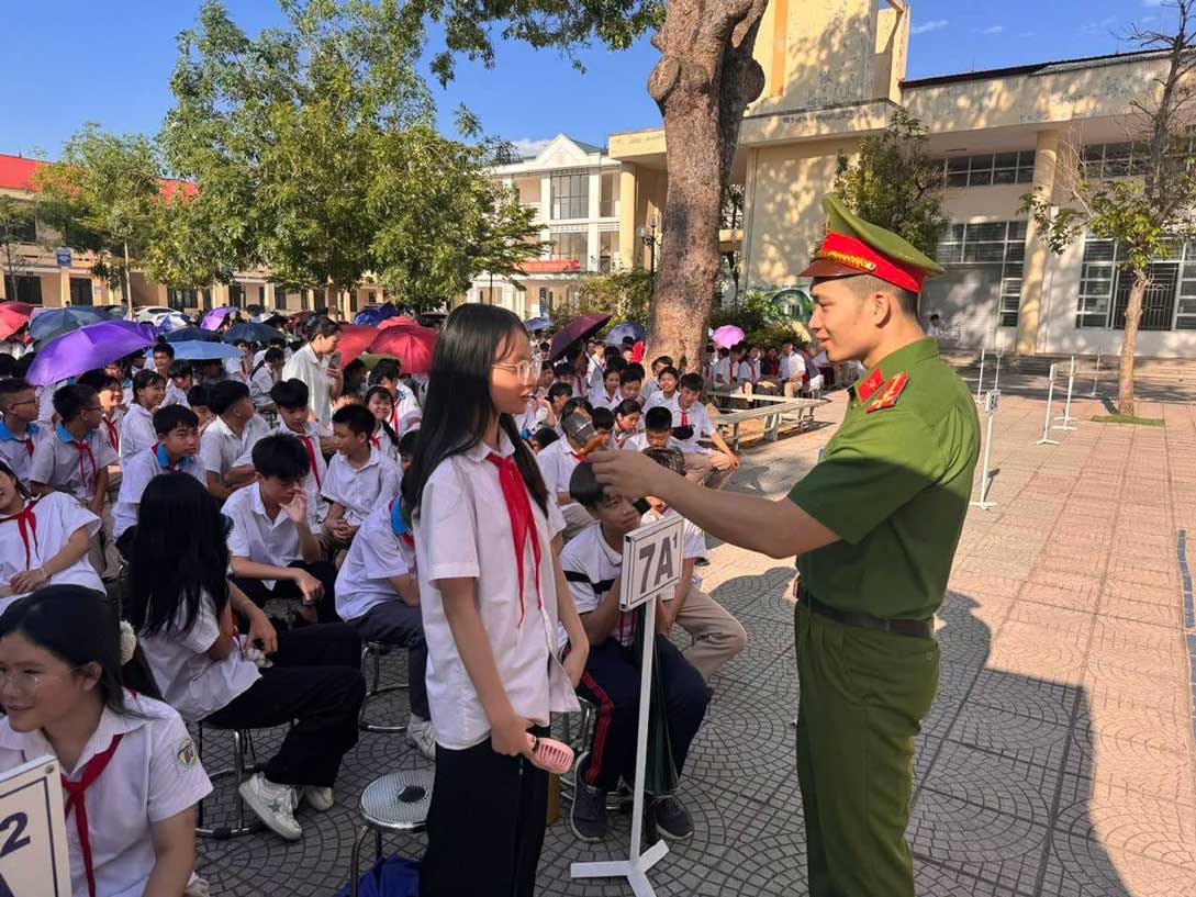 Cán bộ Công an giao lưu, hướng dẫn học sinh kỹ năng xử lý tình huống phòng, chống đuối nước trong dịp hè. Ảnh: Công an Phú Thọ