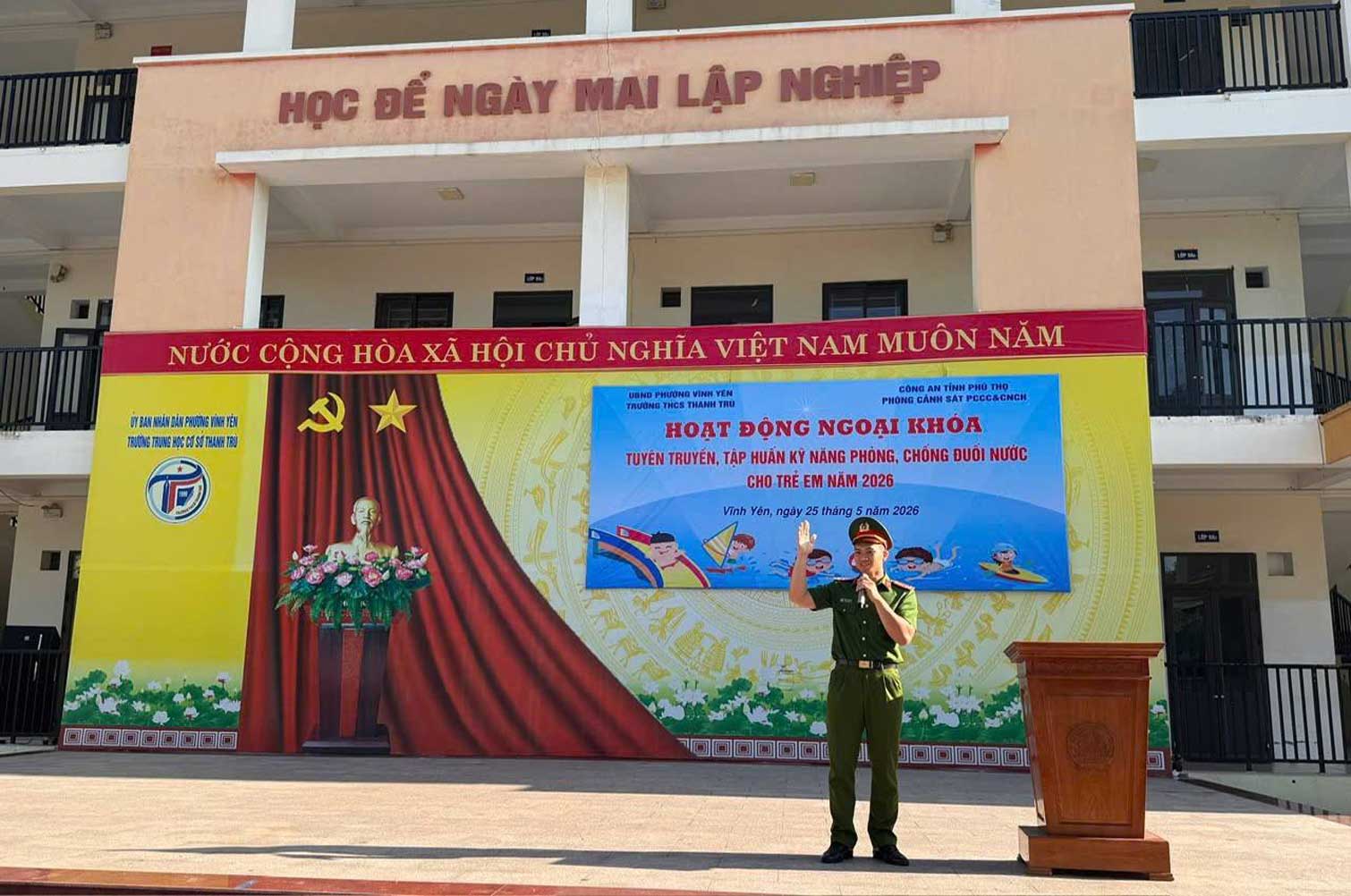 Phòng Cảnh sát PCCC và CNCH Công an tỉnh Phú Thọ tuyên truyền kỹ năng phòng, chống đuối nước cho học sinh Trường THCS Thanh Trù. Ảnh: Công an Phú Thọ