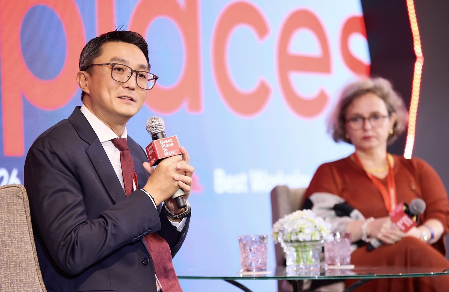 Ông Roland Wee cho rằng, trong giai đoạn bất ổn, tính minh bạch cũng trở thành yêu cầu bắt buộc khi người lao động muốn hiểu rõ bối cảnh kinh doanh của doanh nghiệp thay vì chỉ giới hạn ở công việc cá nhân. Ảnh: Khương Duy