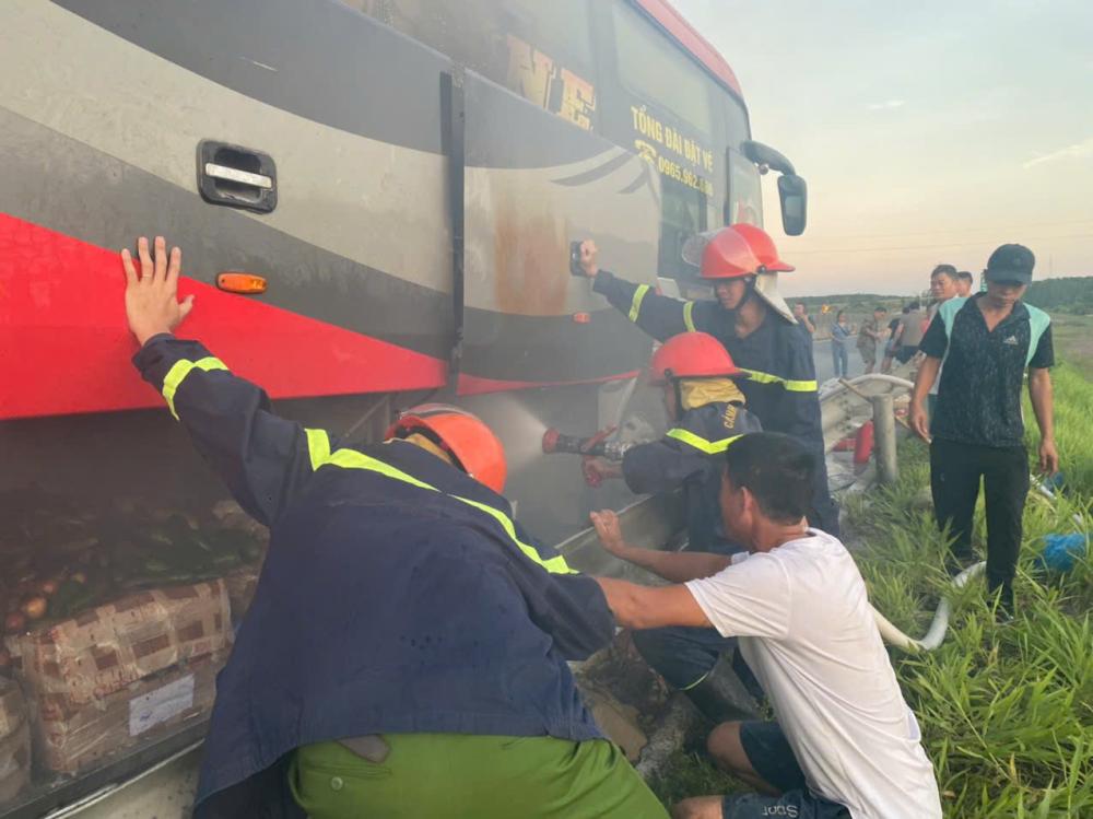 Passenger car fire on Ha Tinh highway, Fire and Rescue Police force arrives to extinguish the fire. Photo: Ha Tinh Police