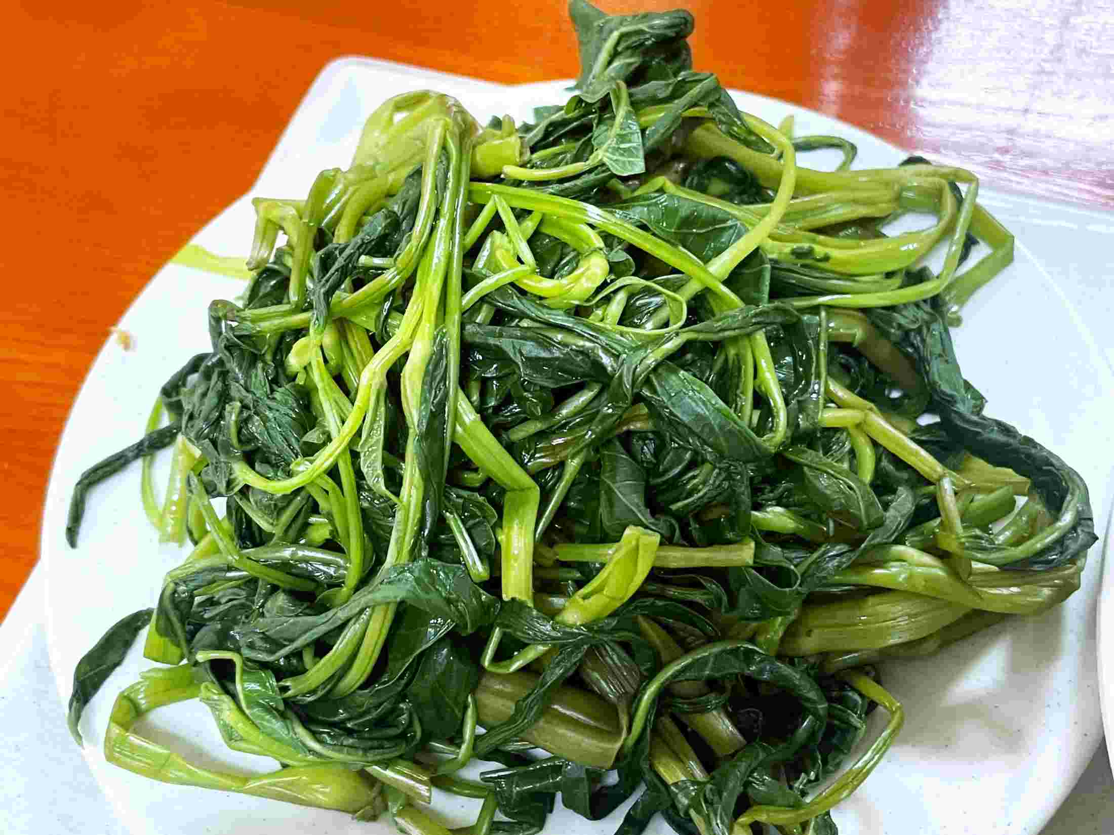 Rau muống là món ăn mát mẻ, giảm nóng trong mùa hè. Ảnh: Minh Vũ