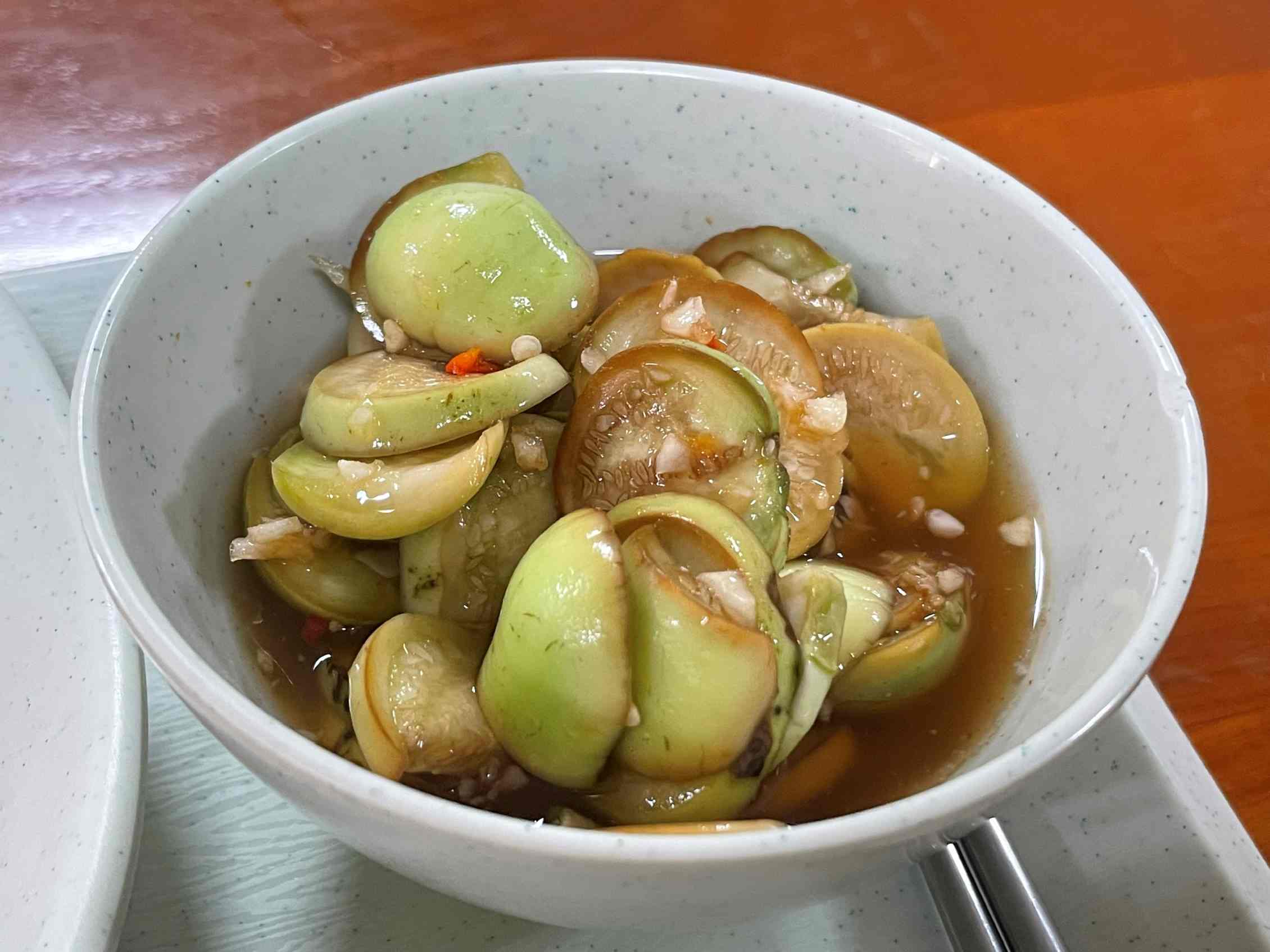Món ăn kèm giúp tăng thêm hương vị cho bữa ăn. Ảnh: Minh Vũ