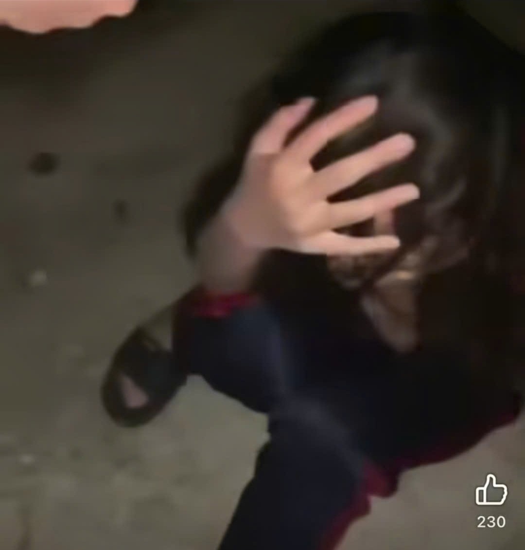 Cơ quan chức năng xác minh video clip nữ sinh bị hành hung. Ảnh cắt từ clip