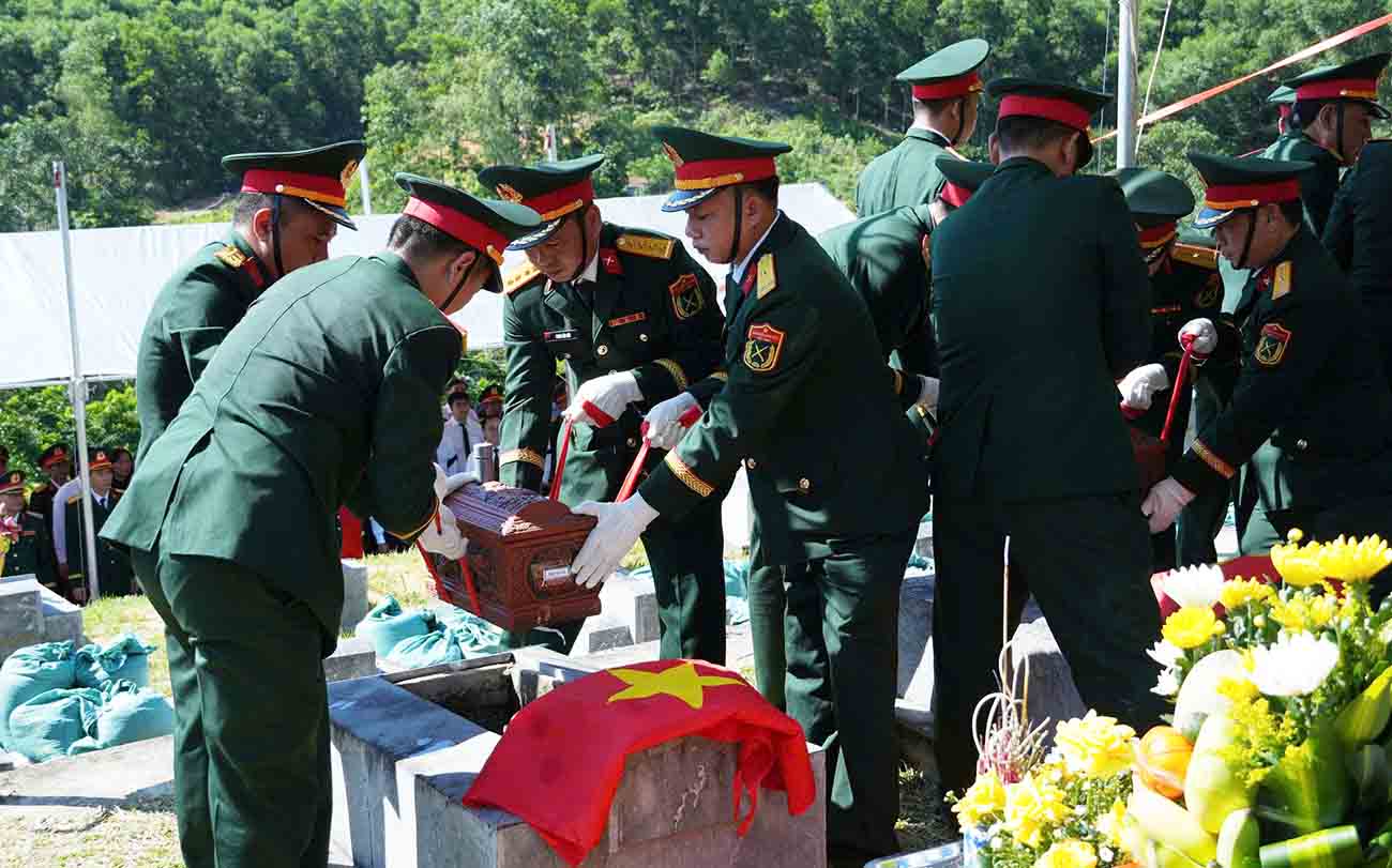 An táng các hài cốt liệt sỹ. Ảnh: Hoàng Anh