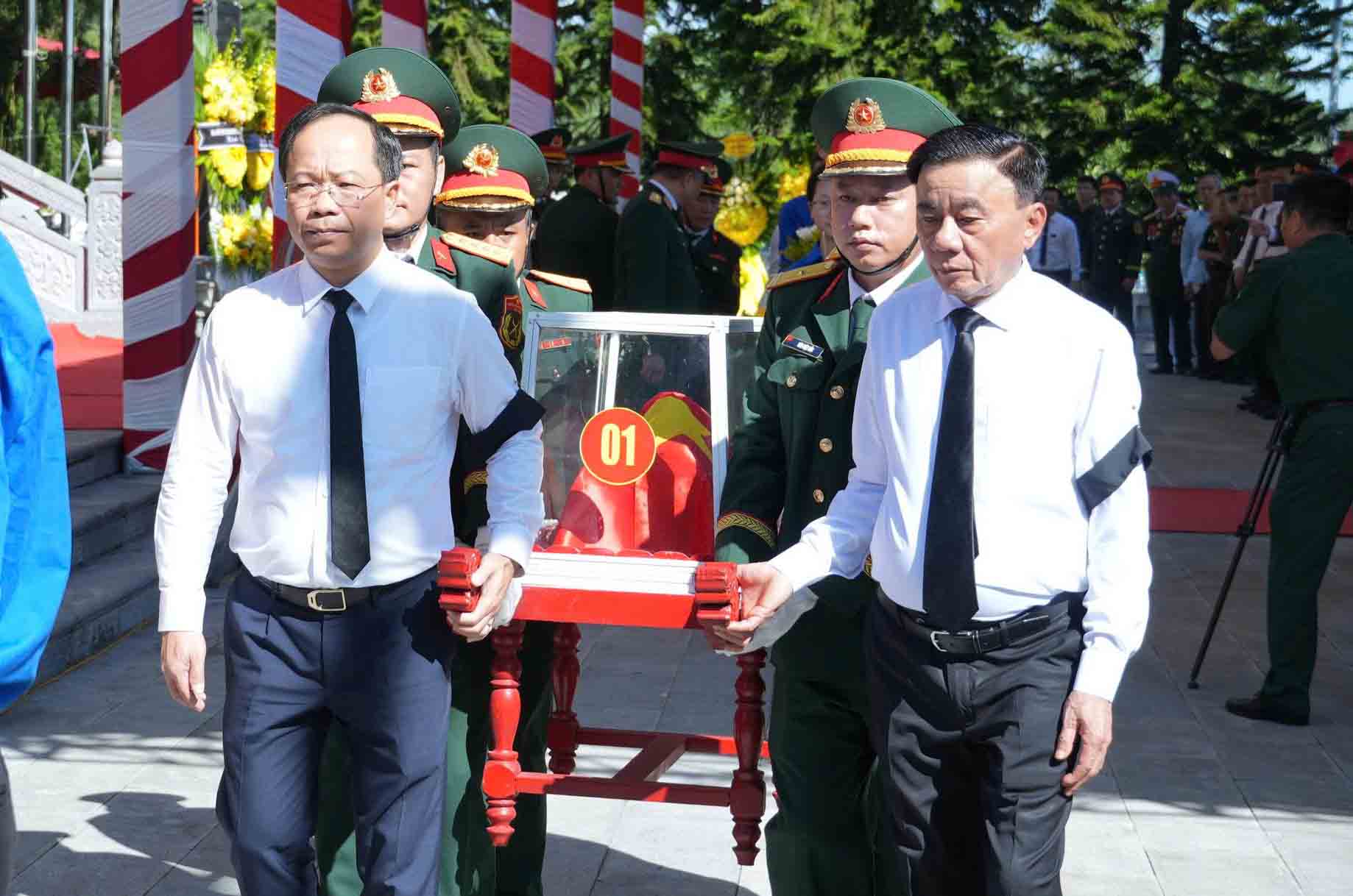 Comrade Tran Cam Tu - Member of the Politburo, Permanent Secretary of the Secretariat (right cover) - attends the memorial service and burial of 9 martyrs' remains at Nam Martyrs' Cemetery (Tu My commune, Ha Tinh province). Photo: Hoang Anh