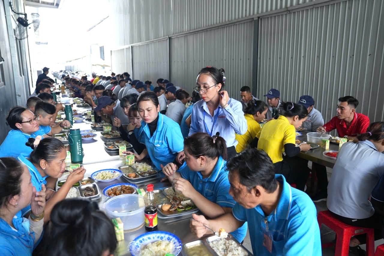 Bữa cơm mang đến niềm vui cho người lao động. Ảnh: CĐCS cung cấp