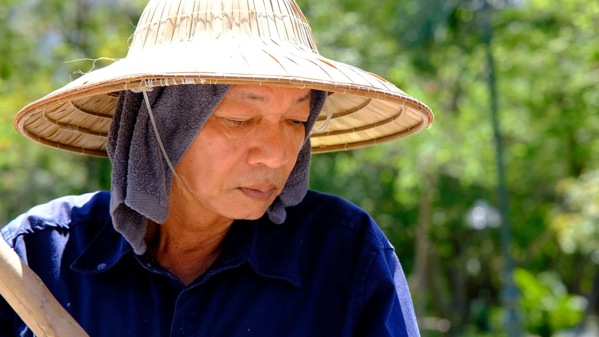 Outdoor workers struggle to make a living in the harsh heat of Hanoi