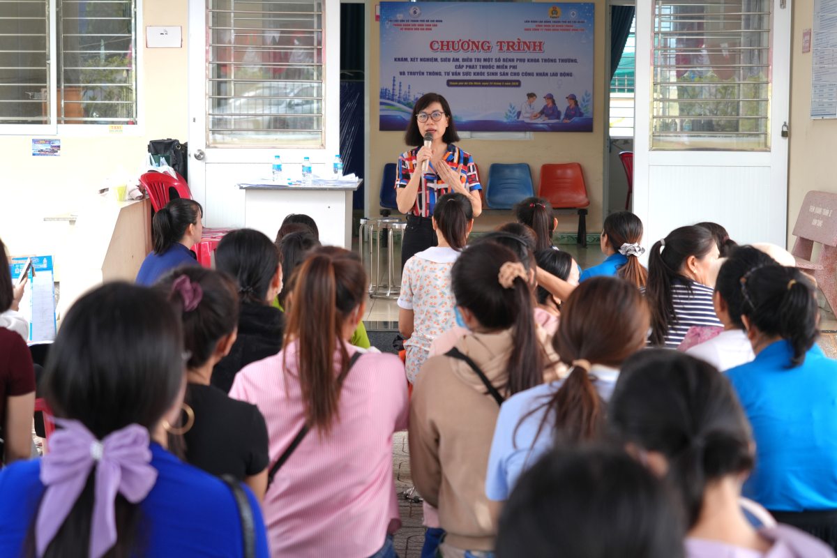 Propaganda and dissemination of knowledge about reproductive health care and prevention of common diseases for female workers in Nghia Thanh commune. Photo: Thanh An