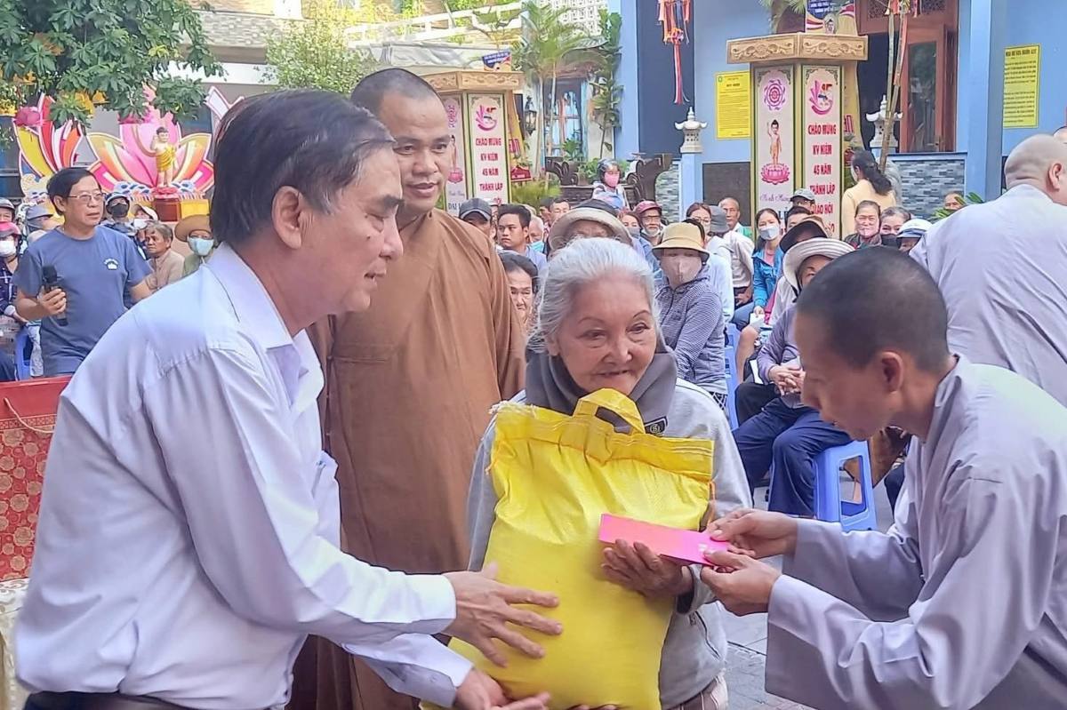 Giving gifts to support difficult circumstances in Vung Tau on the occasion of Vesak. Photo: Ong Thao