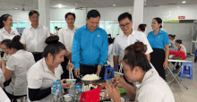 Workers and employees at enterprises in Vinh Long participate in the Trade Union Meal with a meal worth 100,000 VND. Photo: Hoang Loc
