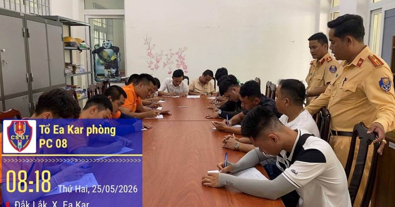Tài xế taxi Đắk Lắk ký cam kết chấp hành luật giao thông