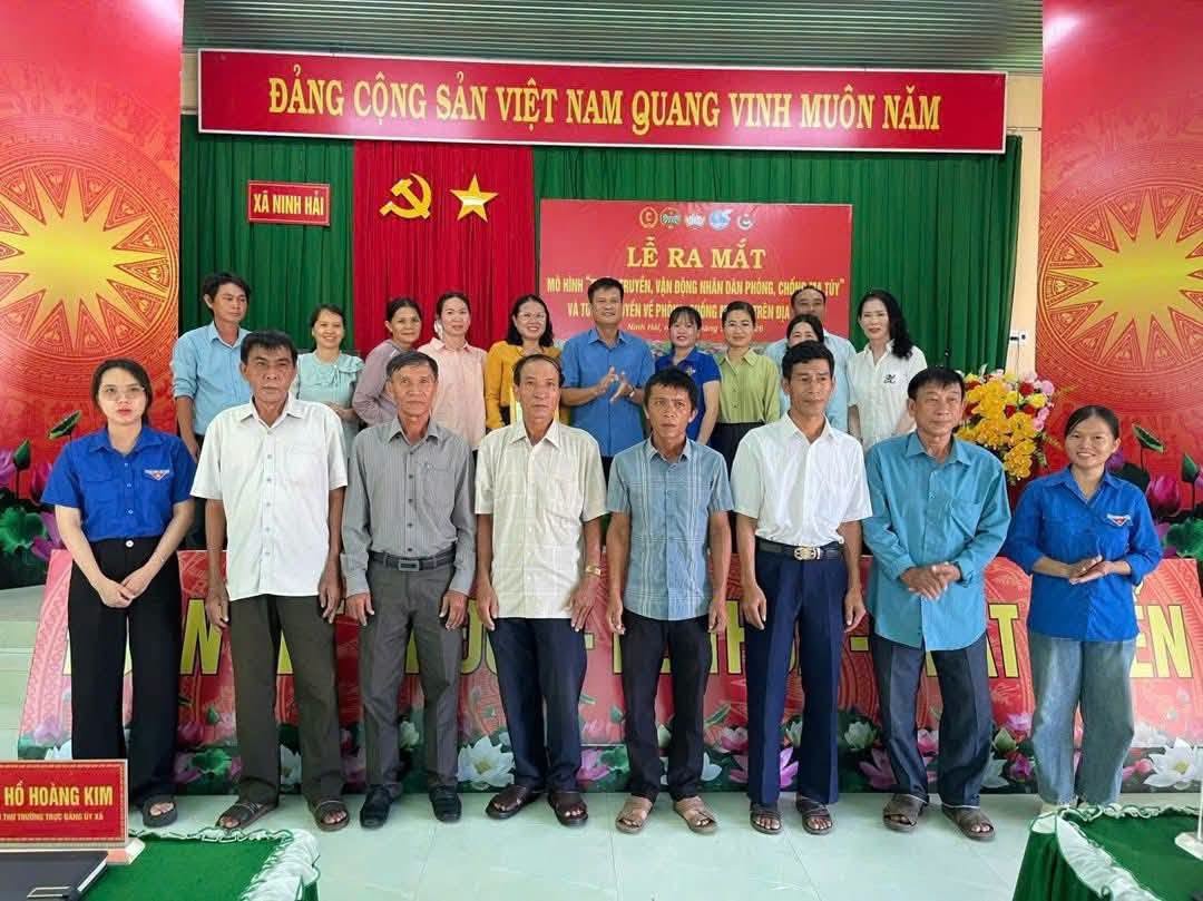 The Vietnam Fatherland Front Committee of Ninh Hai commune launched the model "Propaganda and mobilization of people to prevent and combat drugs". Photo: Kien Cuong