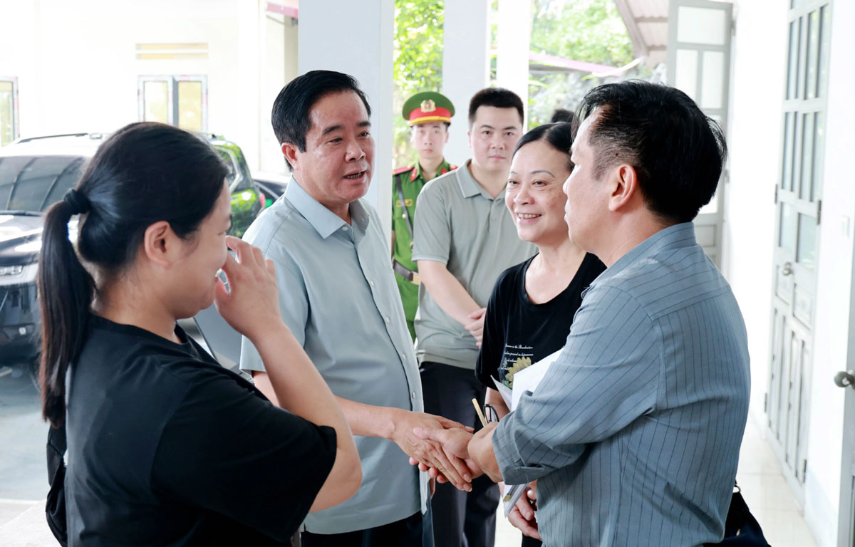 Ông Phan Đăng Toàn - Trưởng Ban Nội chính Tỉnh ủy Lào Cai tiếp xúc với công dân bên hành lang buổi làm việc. Ảnh: Cao Cường