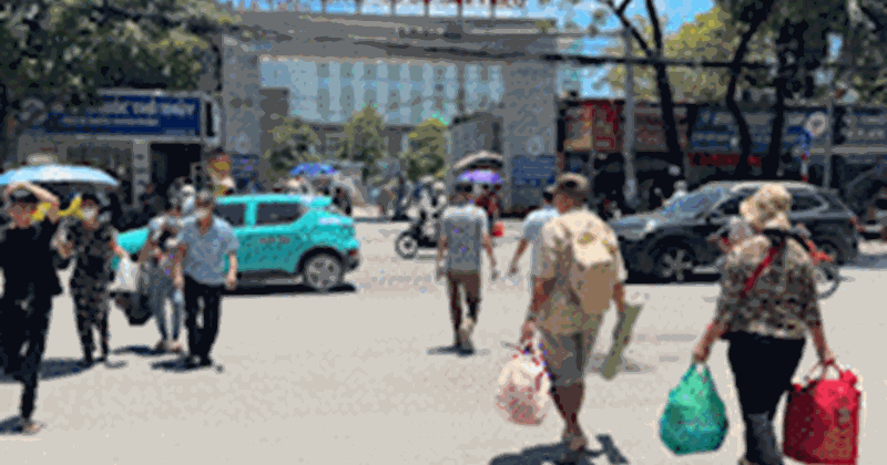 Bệnh nhân ung thư chật vật đến, lui khỏi bệnh viện vì nắng nóng