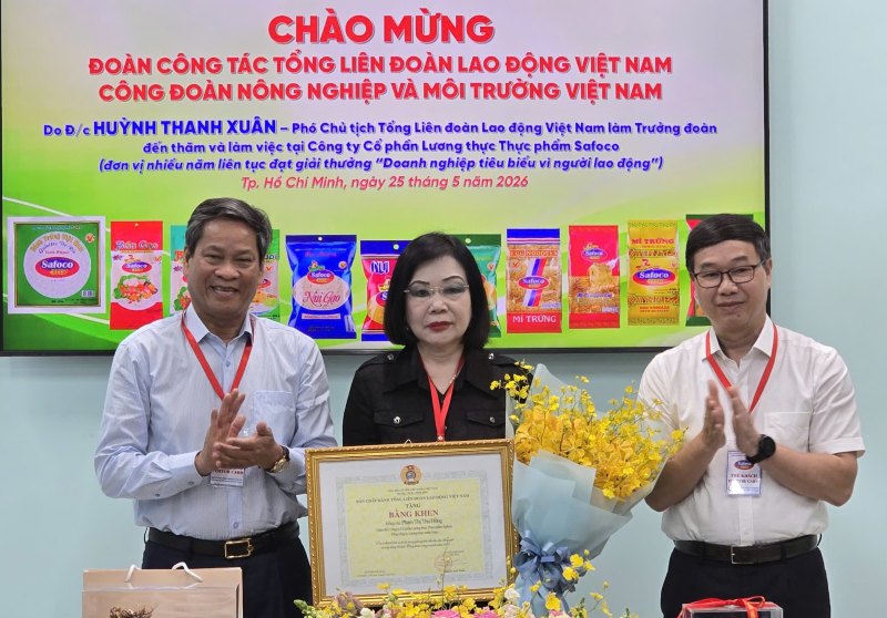 Vice President of the Vietnam General Confederation of Labor Huynh Thanh Xuan (left cover) presents the Certificate of Merit from the Vietnam General Confederation of Labor to Ms. Pham Thi Thu Hong (middle). Photo: Nam Duong