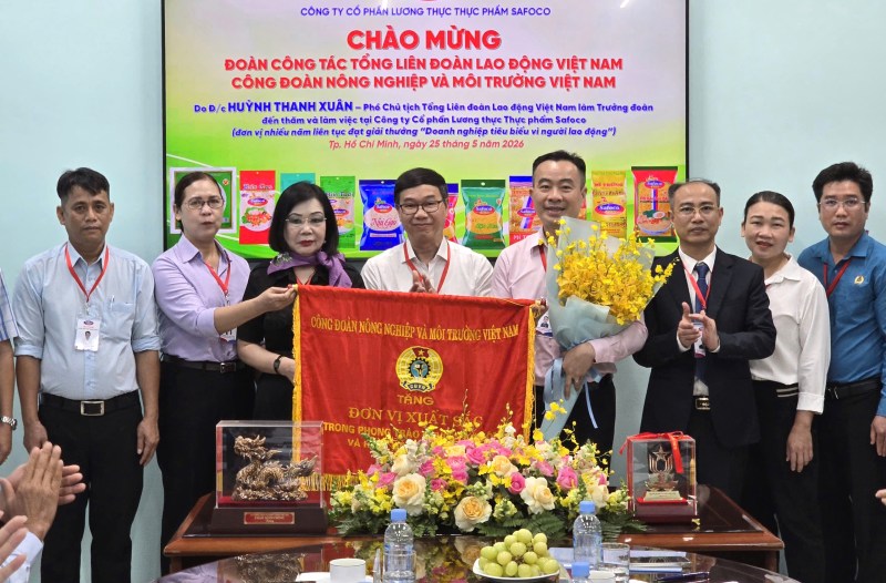 Công đoàn Nông nghiệp và Môi trường Việt Nam tặng Cờ thi đua toàn diện cho Công đoàn Safoco. Ảnh: Nam Dương