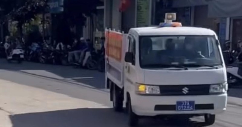Hà Nội: Thí sinh ngủ quên được công an đưa đến điểm thi bằng xe chuyên dụng