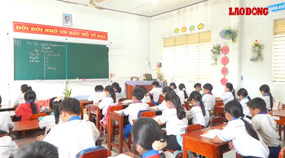 Thầy, trò Trường Tiểu học B Phú Hội luôn nỗ lực vượt khó vươn lên. Ảnh: Tạ Quang