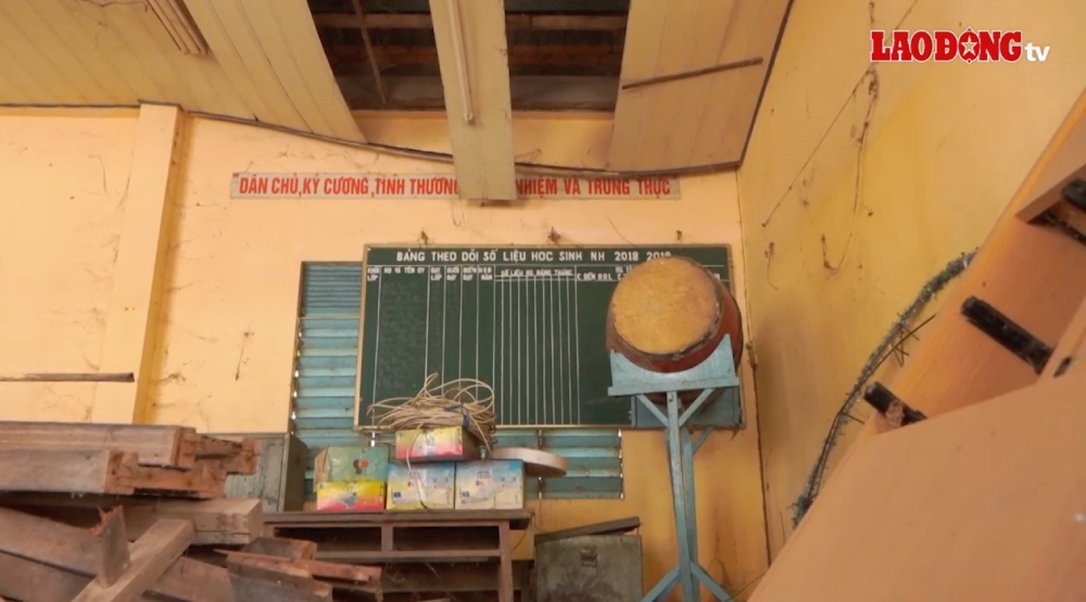The 4 classrooms of Phu Hoi Primary School B have been damaged and cannot be used. Photo: Ta Quang