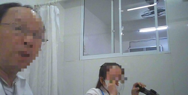 Ảnh cắt từ clip khi khám tại Phòng khám đa khoa Y khoa Pháp Việt. Ảnh: Quảng An.