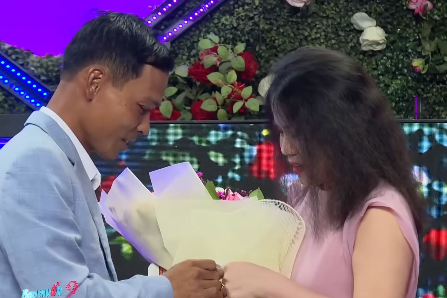 The couple engineer and female employee at the dating show. Photo: MCV.