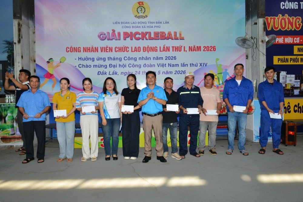 Công đoàn xã Hòa Phú trao quà cho đoàn viên. Ảnh: Phan Tuấn