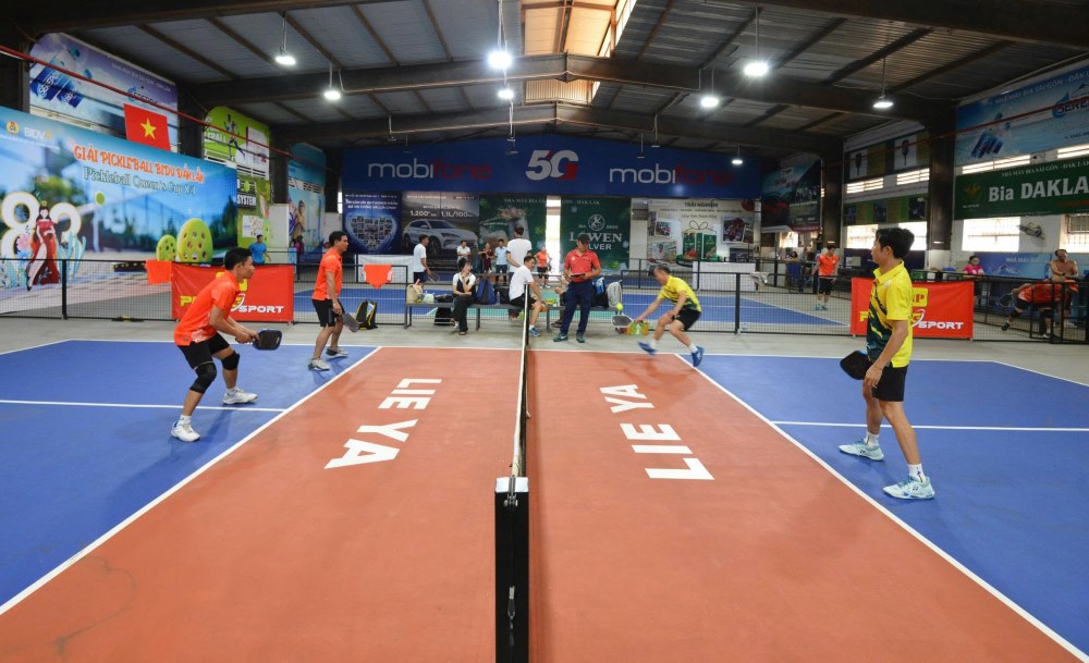 Các vận động viên thi đấu giải Pickleball do công đoàn xã tổ chức. Ảnh: Phan Tuấn
