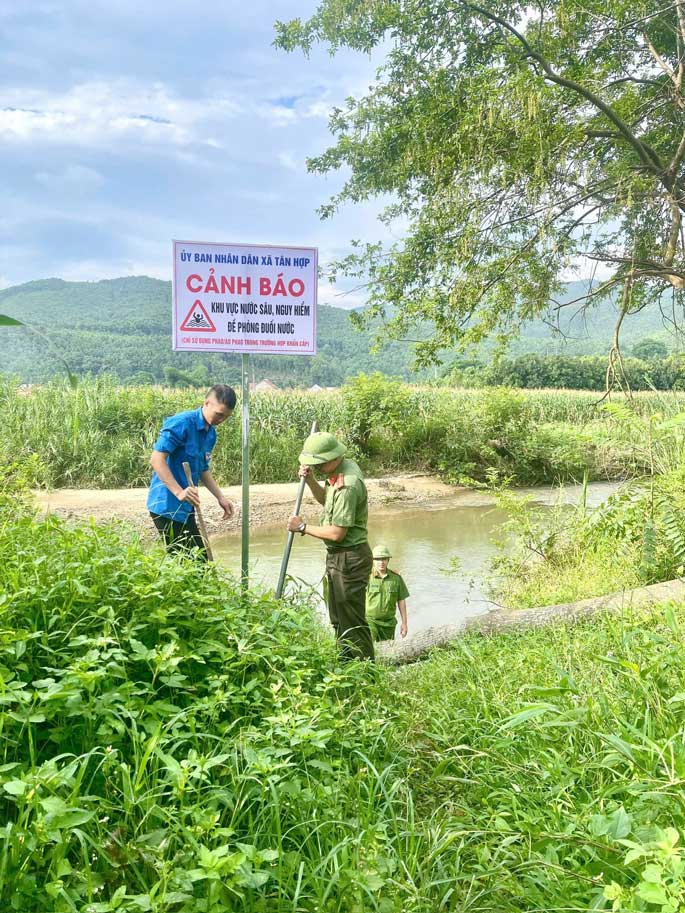 Công an xã Tân Hợp cắm biển cảnh báo phòng, chống đuối nước tại khu vực nước sâu. Ảnh: Công an Lào Cai