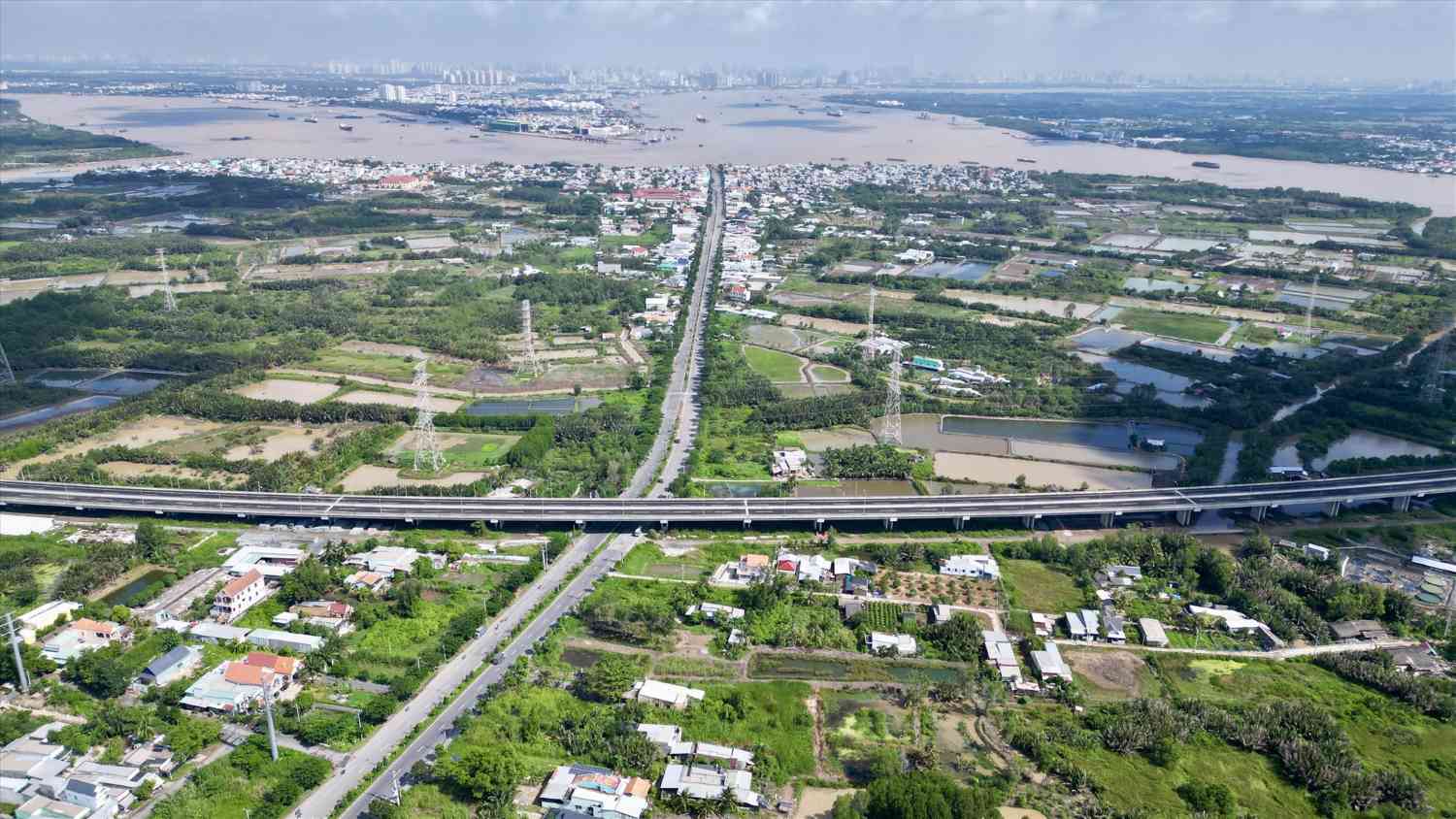 Ben Luc - Long Thanh expressway passing through Rung Sac street has no connecting road. Photo: Anh Tu