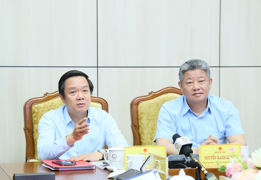 Ông Phạm Quang Ngọc và ông Nguyễn Mạnh Quyền chủ trì cuộc họp về các dự án giao thông trọng điểm của tỉnh Hưng Yên. Ảnh: Tất Đạt