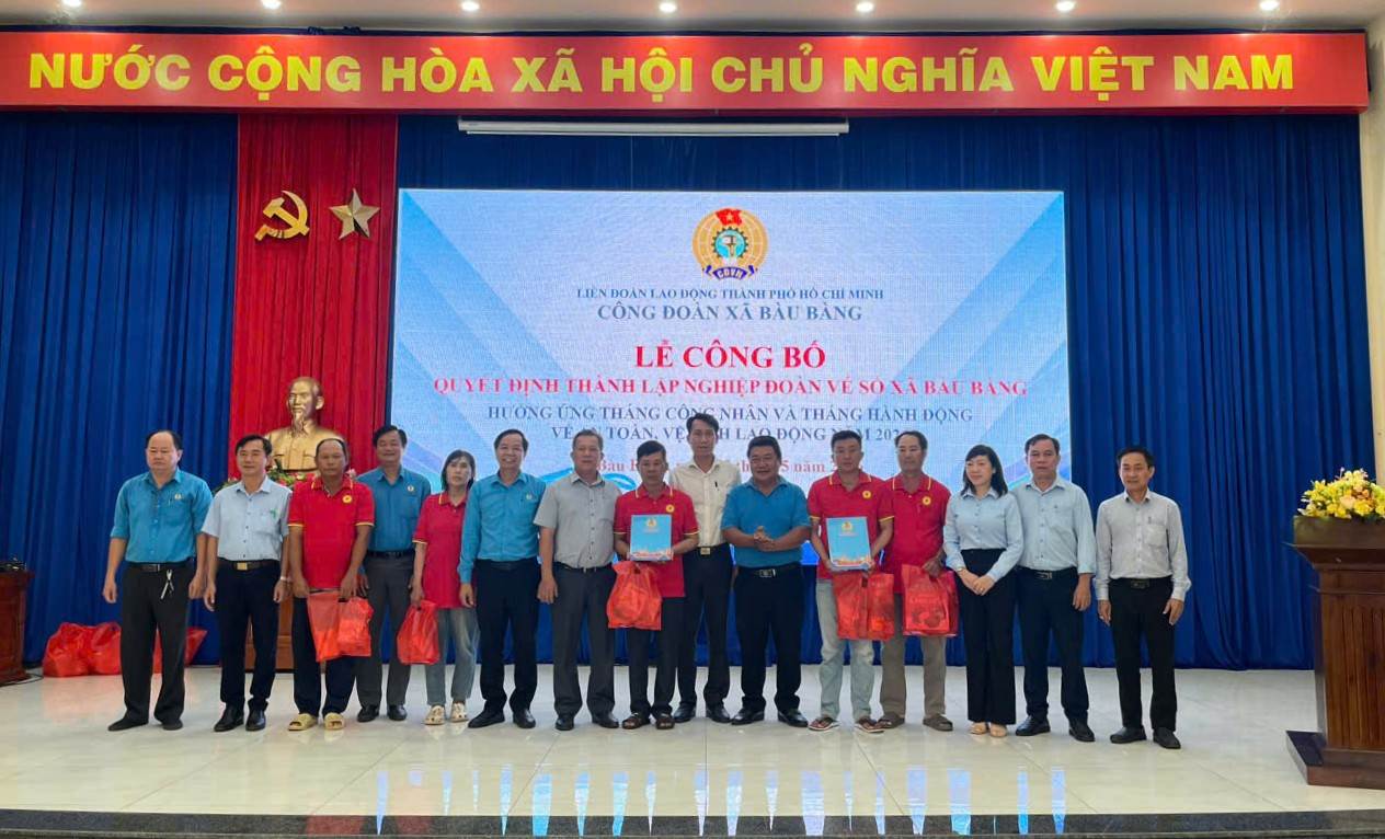 Các đại biểu chụp hình lưu niệm cùng Ban chấp hành Nghiệp đoàn vé số xã Bàu Bàng. Ảnh: Đình Trọng