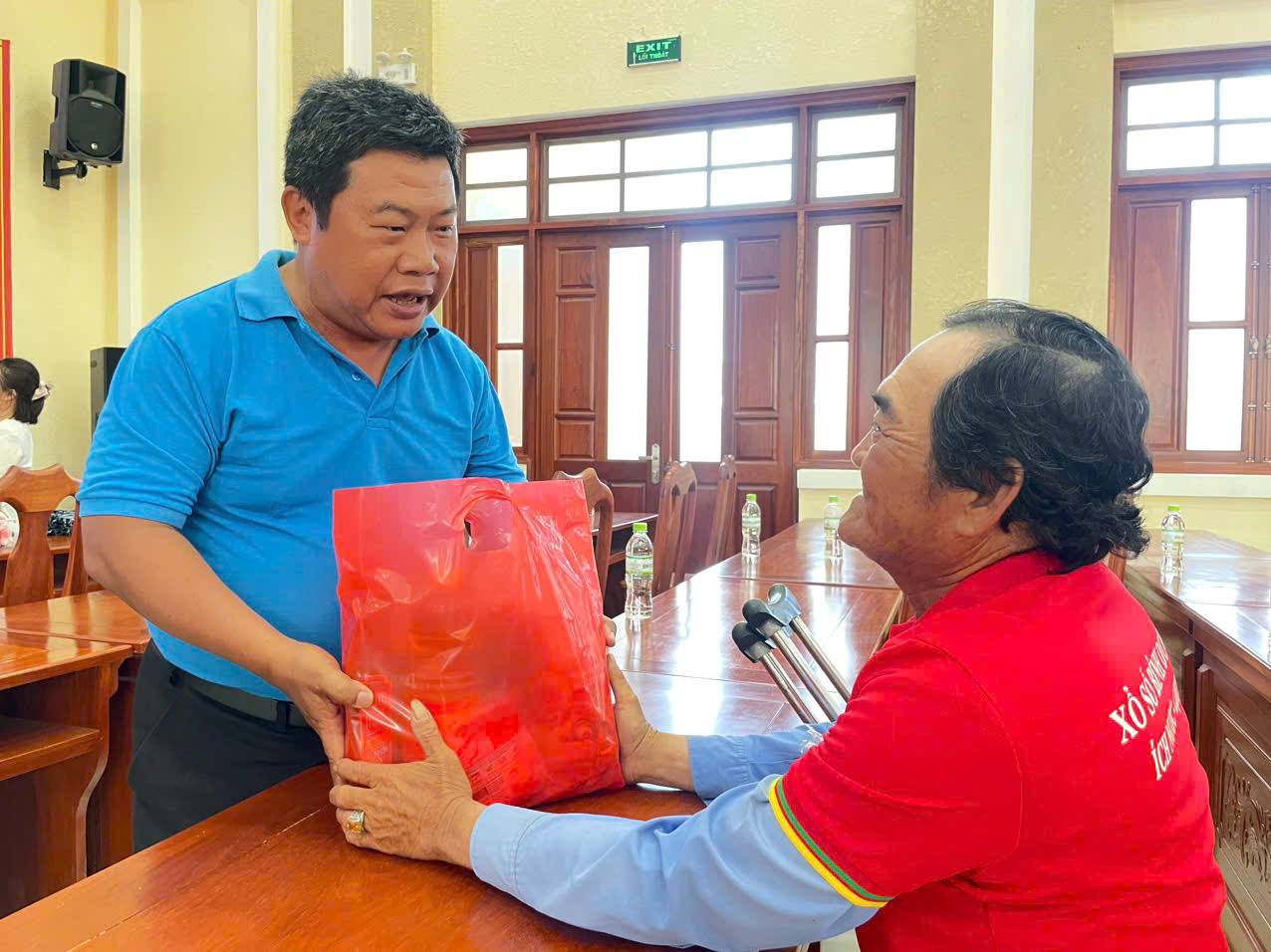 Ông Đặng Tấn Đạt - Ủy viên Ban Thường vụ LĐLĐ TPHCM, Tổ trưởng Tổ Công tác Quản lý địa bàn Số 9 trao quà cho đoàn viên. Ảnh: Đình Trọng