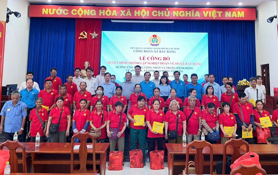 Các đại biểu tra quà cho các đoàn viên nghiệp đoàn. Ảnh: Đình Trọng