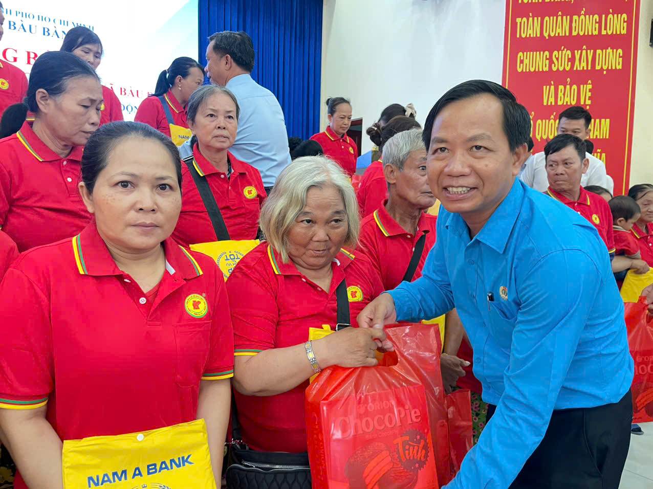 Mr. Luu The Thuan - Chairman of Bau Bang Commune Trade Union presents gifts to union members. Photo: Dinh Trong