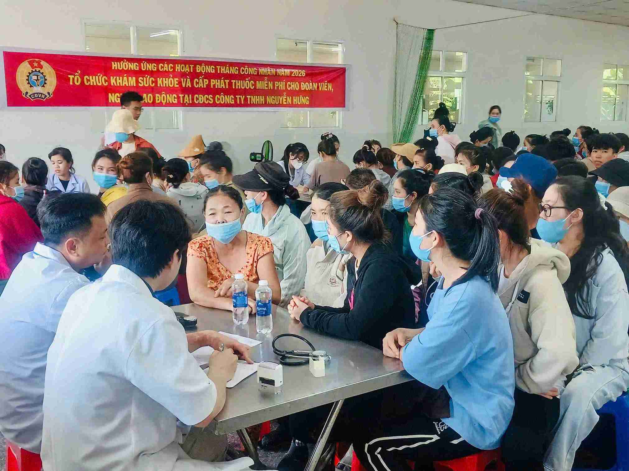 Union members and employees of Nguyen Hung Co., Ltd., Dak Lak province are examined, consulted on health, supervised and given free medicine. Photo: Long Du